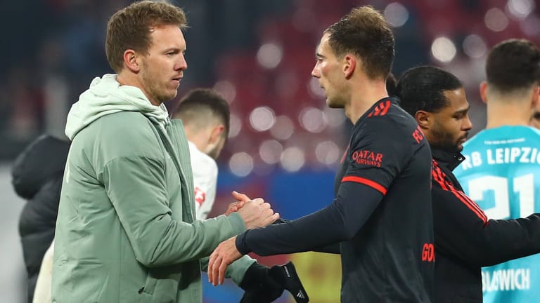 Bayern-Trainer Nagelsmann (li.) und Spieler Goretzka nach der Partie gegen RB Leipzig zum Bundesliga-Restart: Der Nationalspieler wird geschont.