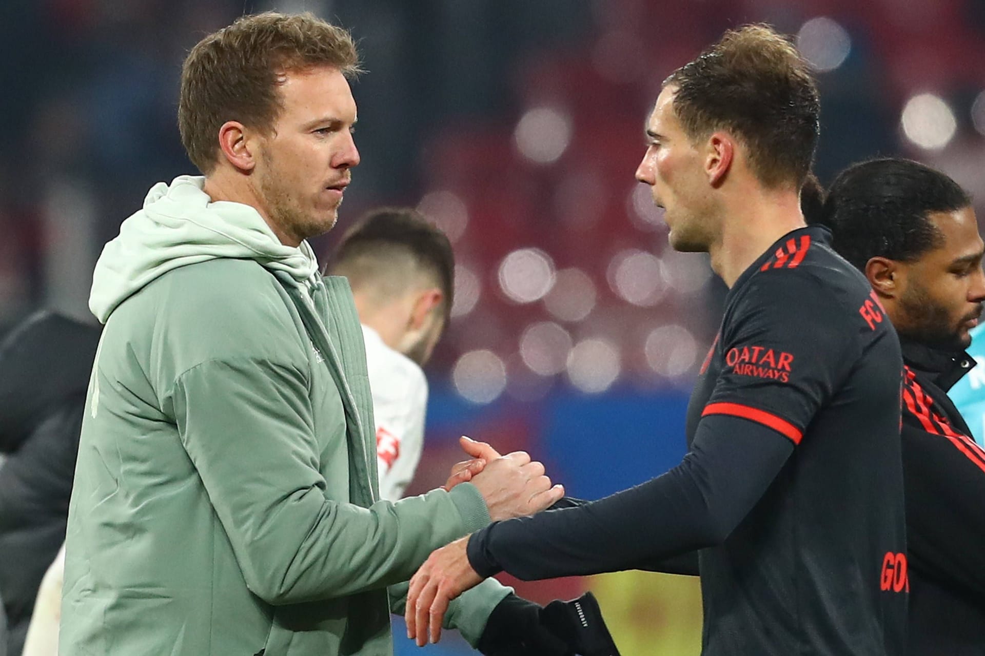 Bayern-Trainer Nagelsmann (li.) und Spieler Goretzka nach der Partie gegen RB Leipzig zum Bundesliga-Restart: Der Nationalspieler wird geschont.