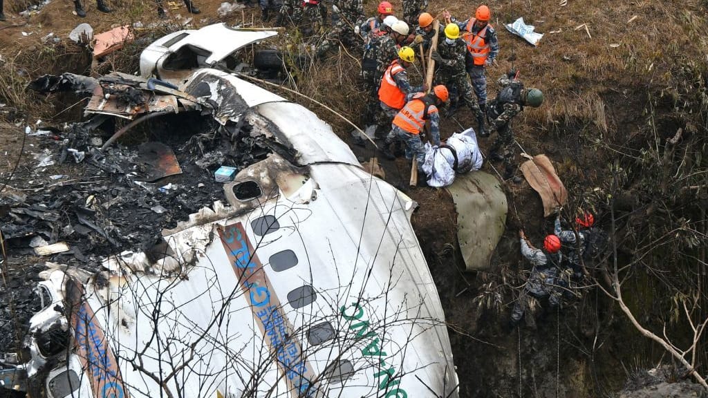 Rettungskräfte ziehen eine Leiche aus der Unfallstelle: Insgesamt 67 Menschen starben bei dem Absturz.