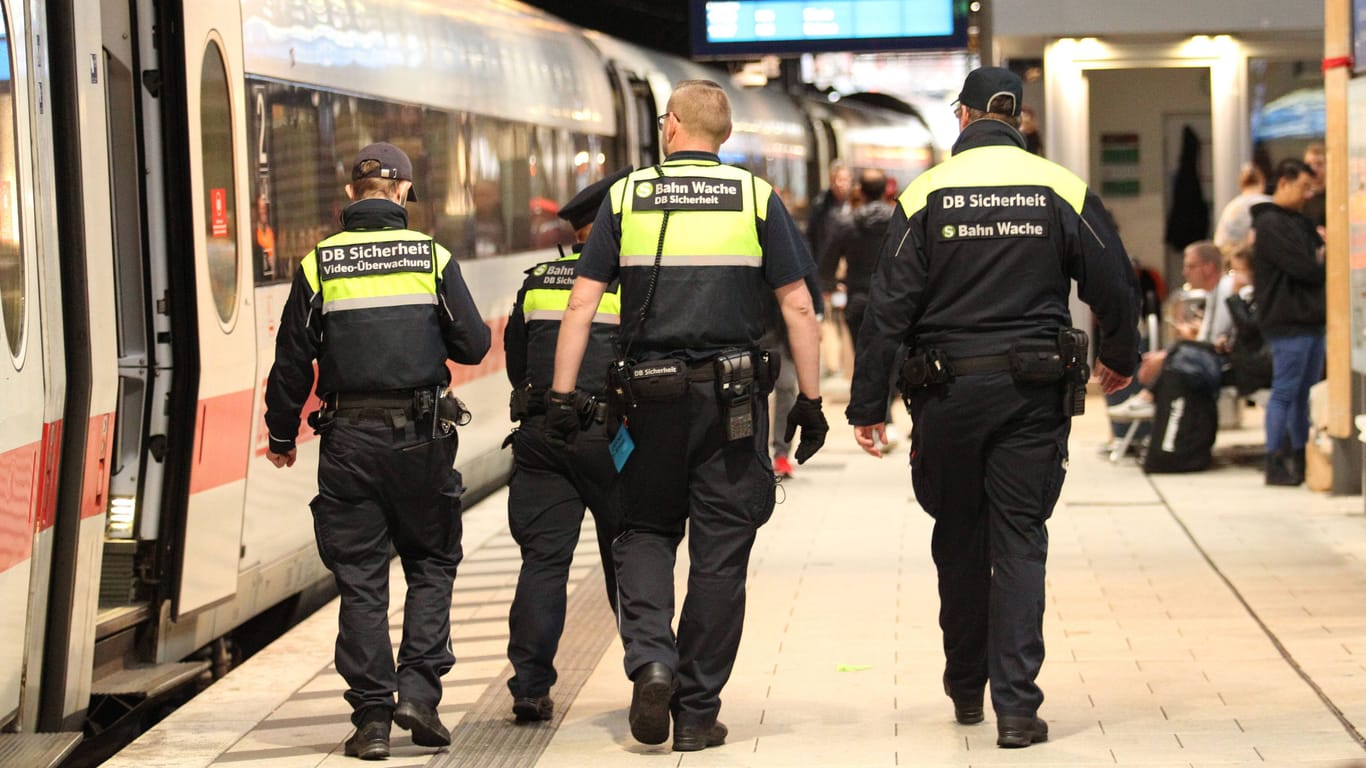 Mitarbeiter der S-Bahn-Wache und der DB Sicherheit am Hauptbahnhof Hamburg (Symbolfoto): Sie hatten mit einem 39-Jährigen alle Hände voll zu tun.