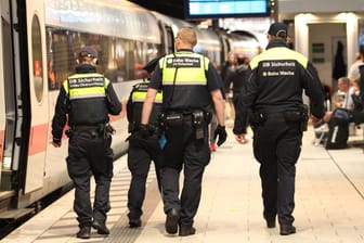 Mitarbeiter der S-Bahn-Wache und der DB Sicherheit am Hauptbahnhof Hamburg (Symbolfoto): Sie hatten mit einem 39-Jährigen alle Hände voll zu tun.
