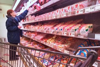 Es wird teurer: Frau im Supermarkt vor einem Regal mit Wurstwaren
