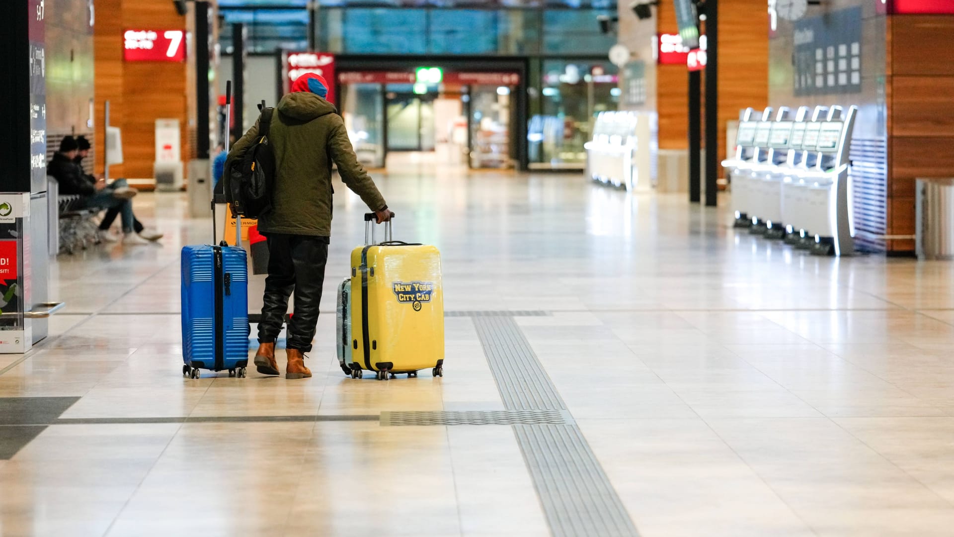 Ein Fluggast am Flughafen BER: Am Tag nach dem Streik rechnet man am BER mit vielen Passagieren. Ein Fluggast am Flughafen BER: Am Tag nach dem Streik rechnet man am BER mit vielen Passagieren.
