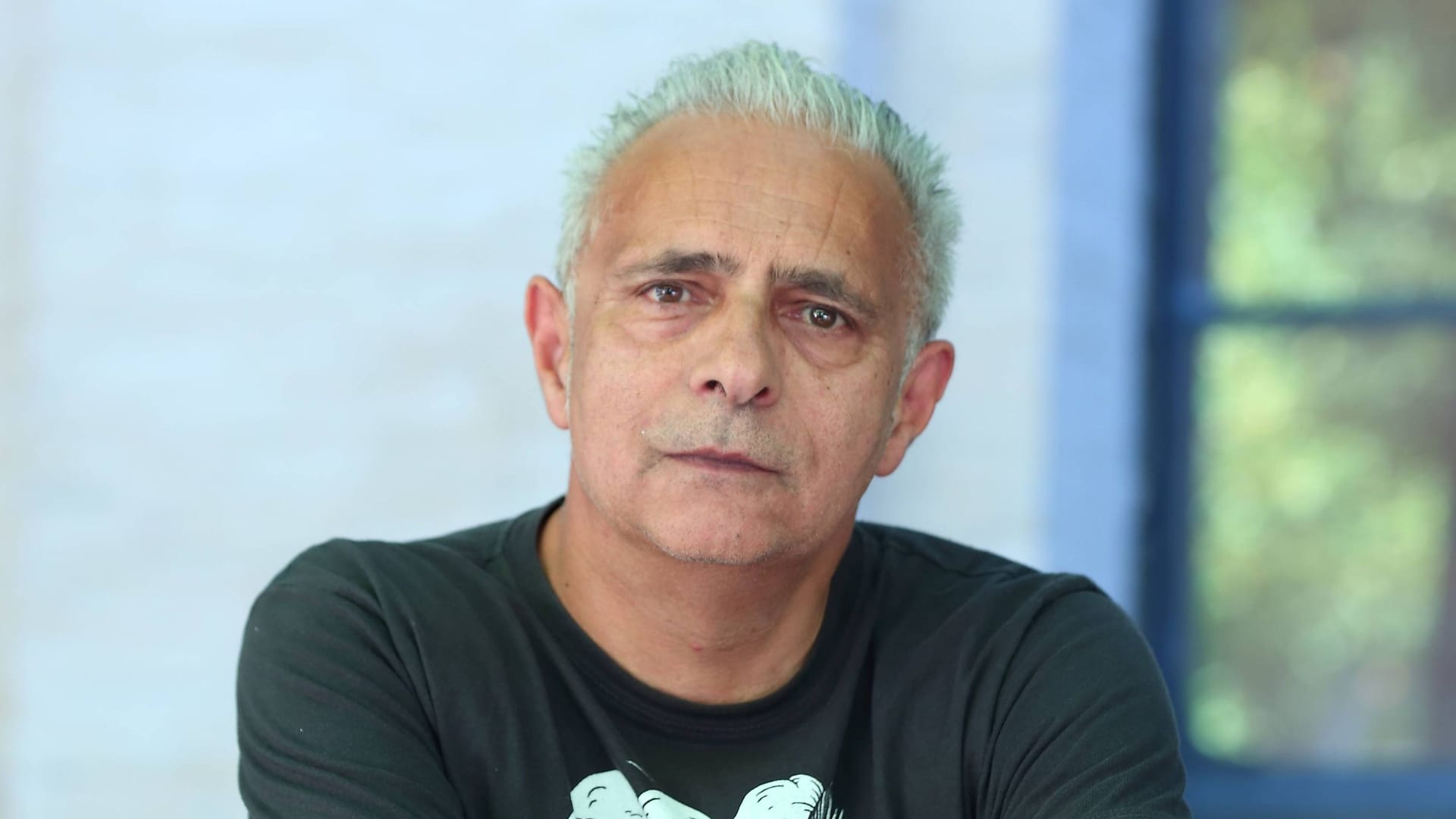 Hanif Kureishi blickt in die Kamera (Archivbild): Der britische Autor stürzte in Rom und ist teilweise gelähmt. Hanif Kureishi blickt in die Kamera (Archivbild): Der britische Autor stürzte in Rom und ist teilweise gelähmt.