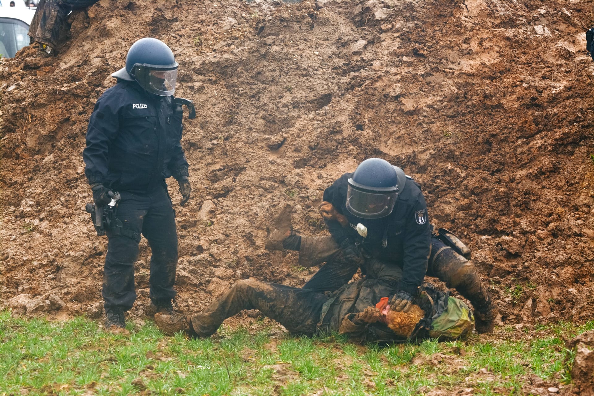 Polizist ringt Demonstranten bei der Räumung in Lützerath nieder: Nach der Räumung ist die Diskussion um das Vorgehen der Polizei entfacht.