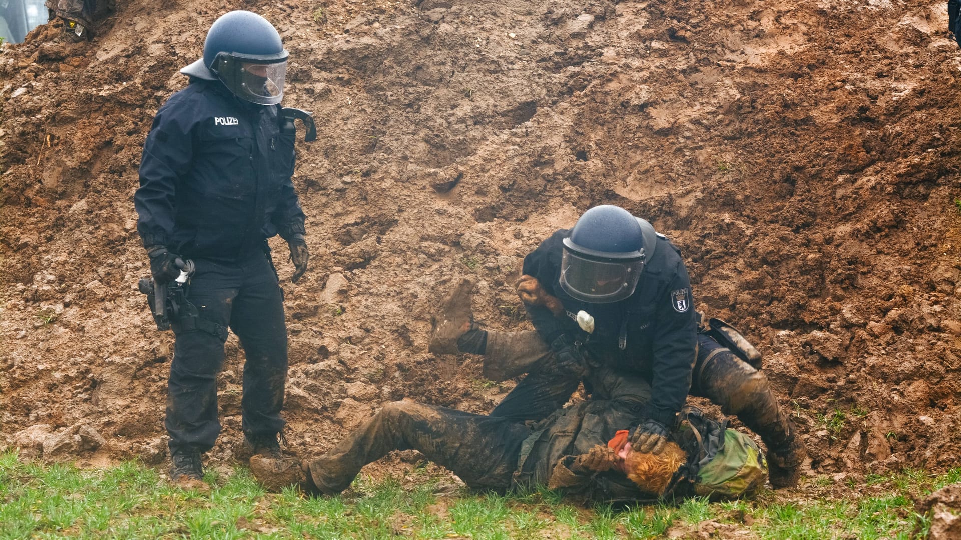 Polizist ringt Demonstranten bei der Räumung in Lützerath nieder: Nach der Räumung ist die Diskussion um das Vorgehen der Polizei entfacht.