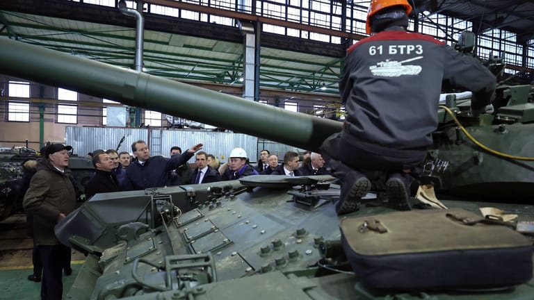Russlands ehemaliger Ministerpräsident Dmitri Medwedew bei der Besichtigung einer Panzerfabrik.
