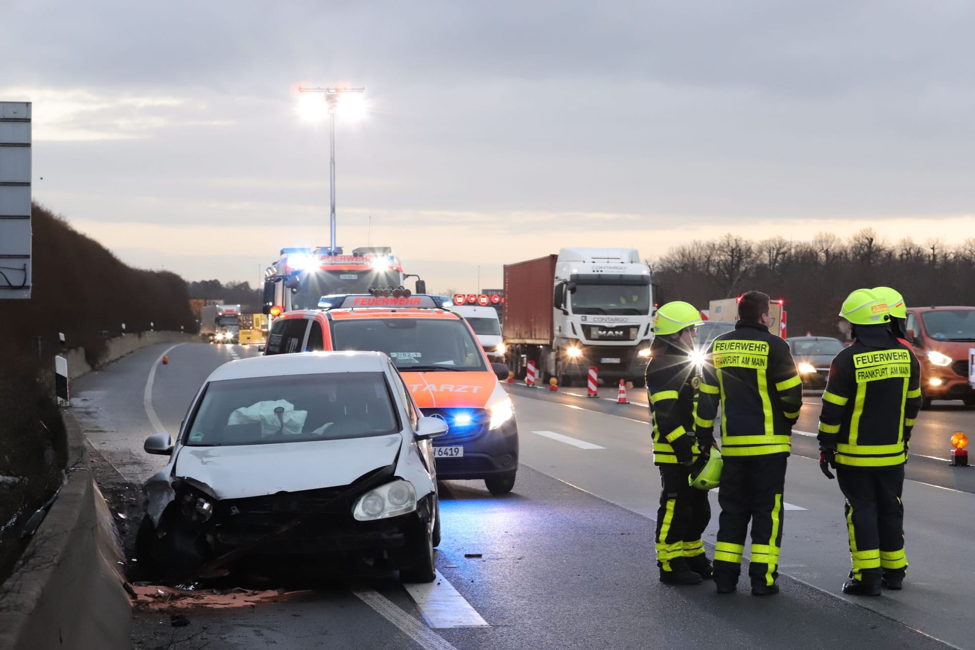 Einsatzkräfte stehen neben dem Unfallwagen: Wie viele Verletzte es gibt, und wie es um diese steht, ist noch nicht klar.