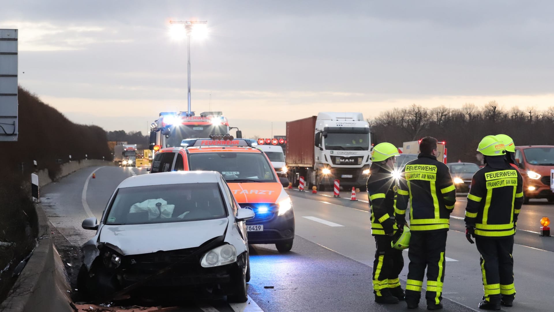 Einsatzkräfte stehen neben dem Unfallwagen: Wie viele Verletzte es gibt, und wie es um diese steht, ist noch nicht klar.