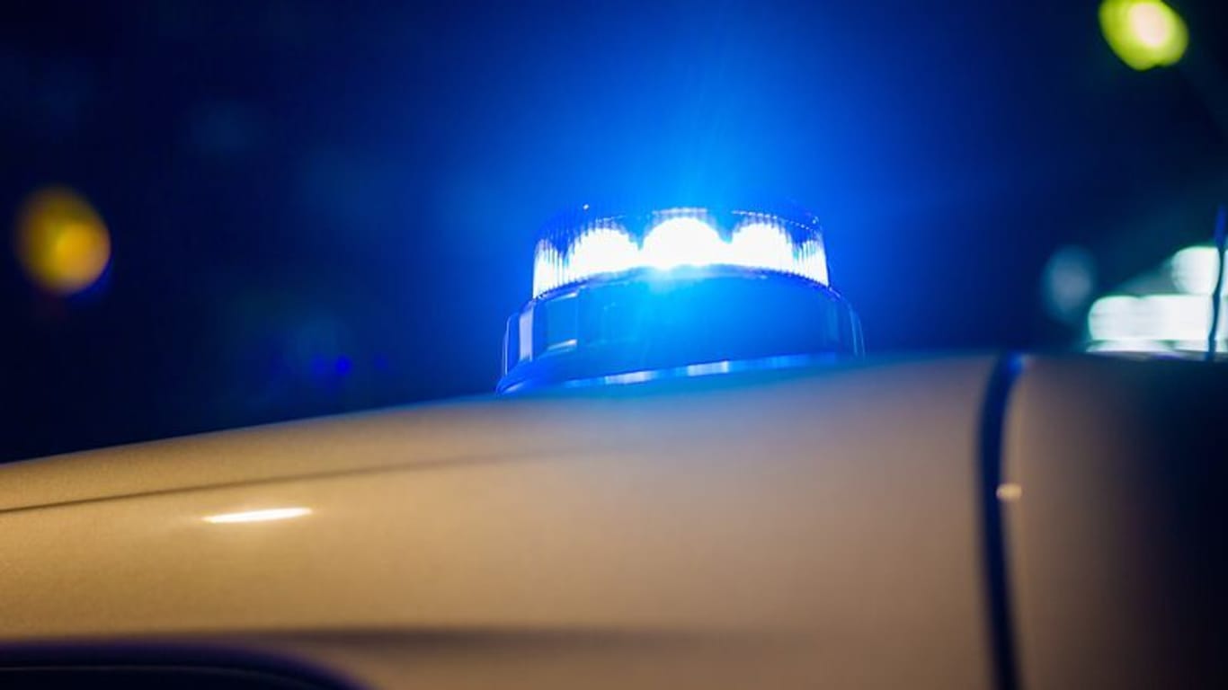 Blaulicht auf einem Polizeiwagen: Mindestens mehrere Stunden wird der Berufsverkehr beeinträchtigt sein.