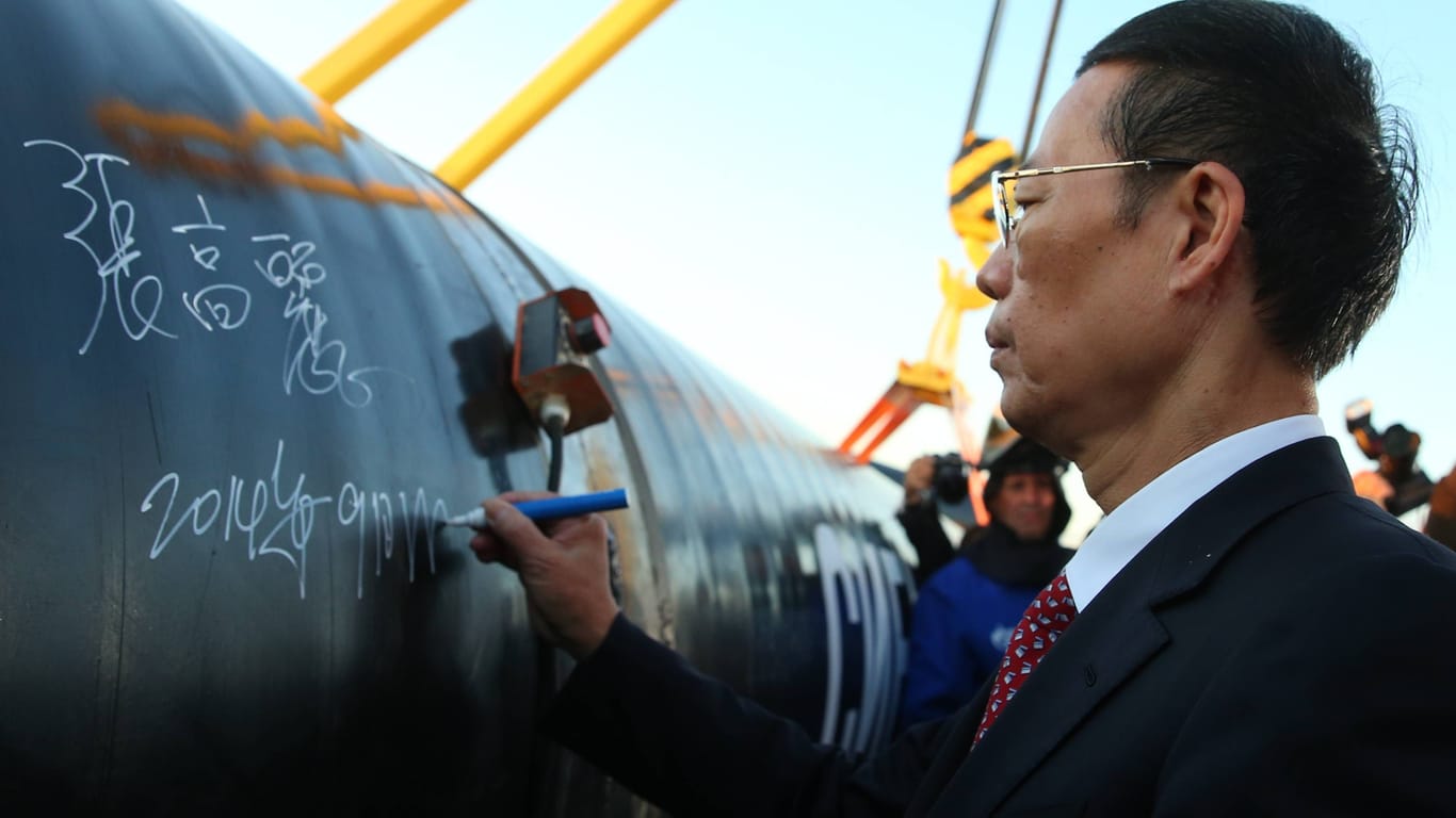 Siberien: Chinas damaliger Vizepremier Zhang Gaoli unterschreibt 2014 auf einem Pipeline-Rohr.