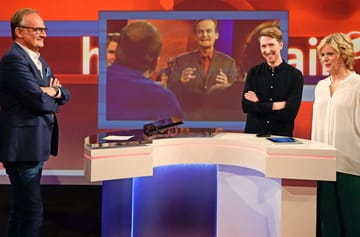 Frank Plasberg, Louis Klamroth und Brigitte Büscher im "Hart aber fair"-Studio: Zum Abschied des alten kam der neue Moderator zu Besuch.
