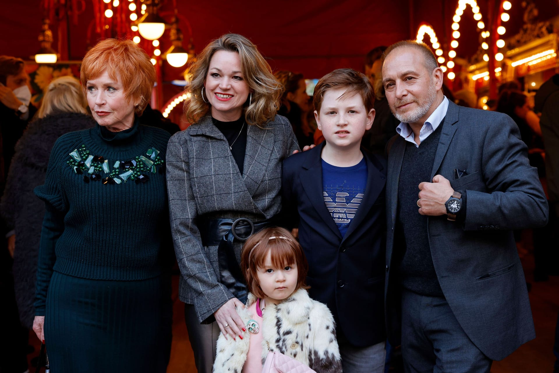 Schauspieler Erdogan Atalay mit Schwiegermutter Roswita Ohneck, Ehefrau Katja Ohneck, Sohn Maris Atalay und Tochter Matilda Atalay im April 2022