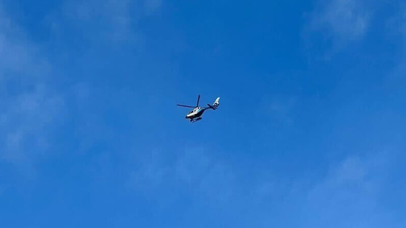 Ein Polizeihubschrauber kreist über Regensburg.