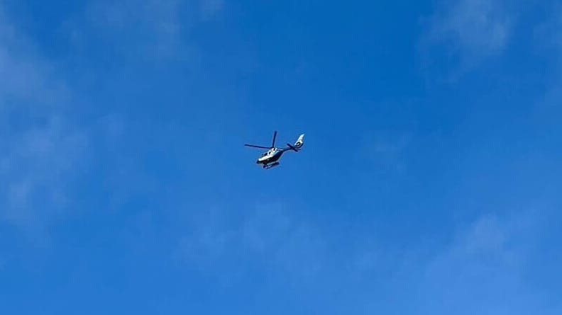 Ein Polizeihubschrauber kreist über Regensburg.