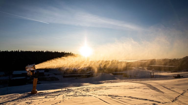 Künstliches Weiß: Die von vielen "Schneekanonen" genannten Beschneiungsanlagen sind längst ein gewohntes Bild in Skigebieten.