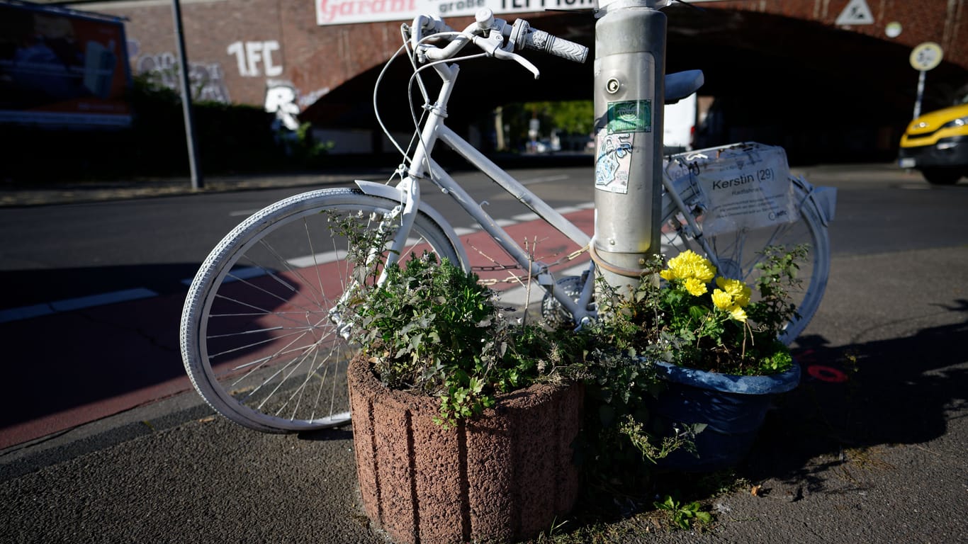 Ein weißes Fahrrad steht an einer Kreuzung (Archivbild): In Neustadt bei Hannover kam ein Radfahrer ums Leben.