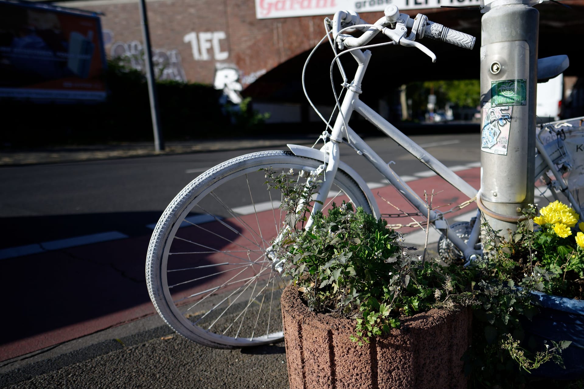 Ein weißes Fahrrad steht an einer Kreuzung (Archivbild): In Neustadt bei Hannover kam ein Radfahrer ums Leben.