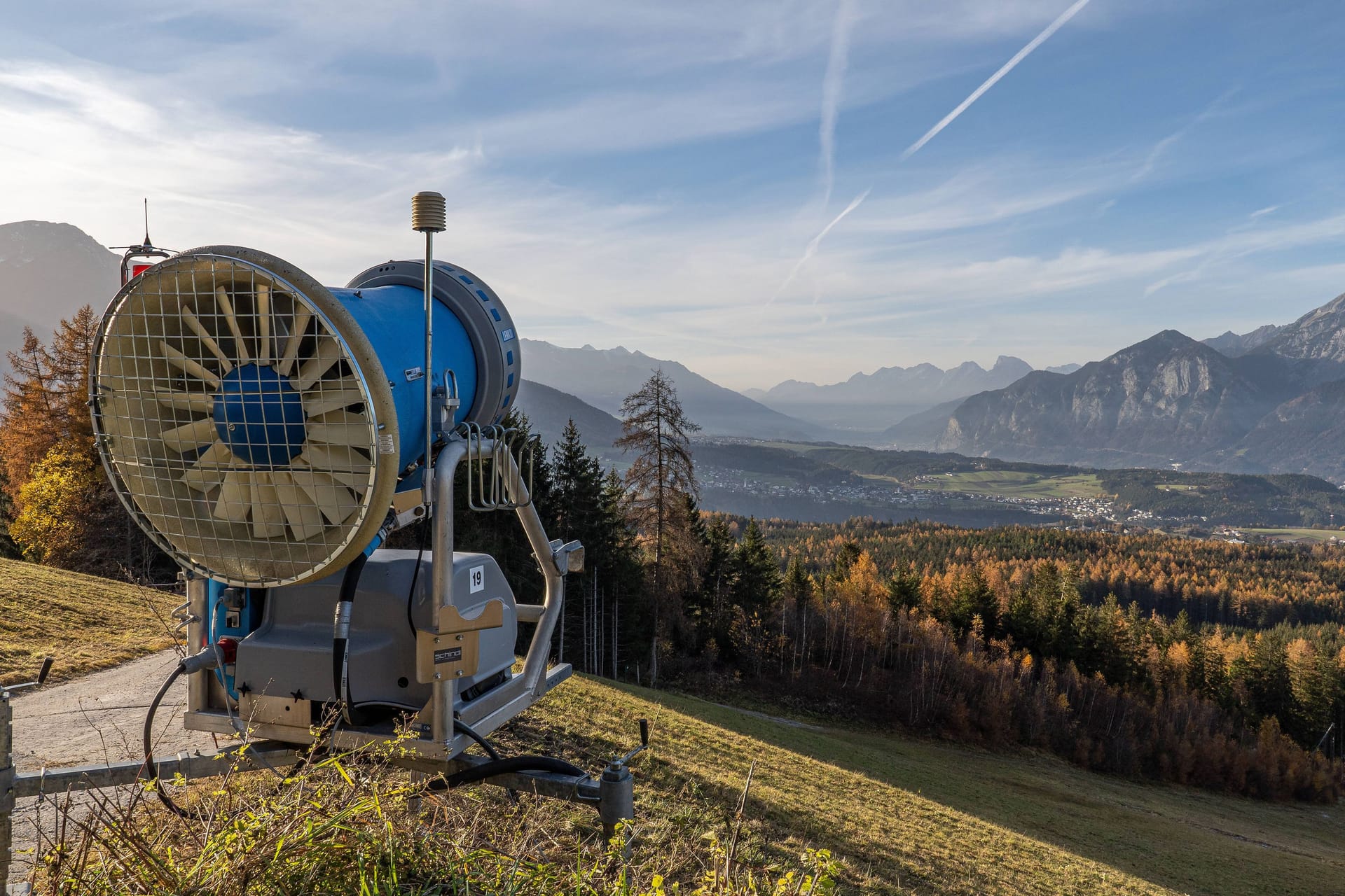 Schneekanone wartet auf ihren Einsatz (Archivbild): Bei frühlingshaften Temperaturen helfen selbst die Schneekanonen nichts.