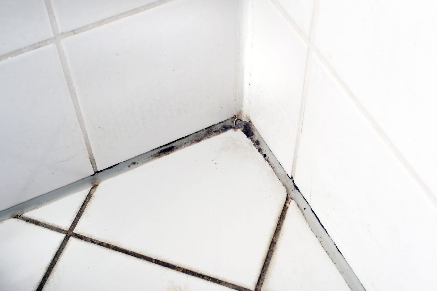 Badspiegel putzen und das Beschlagen verhindern