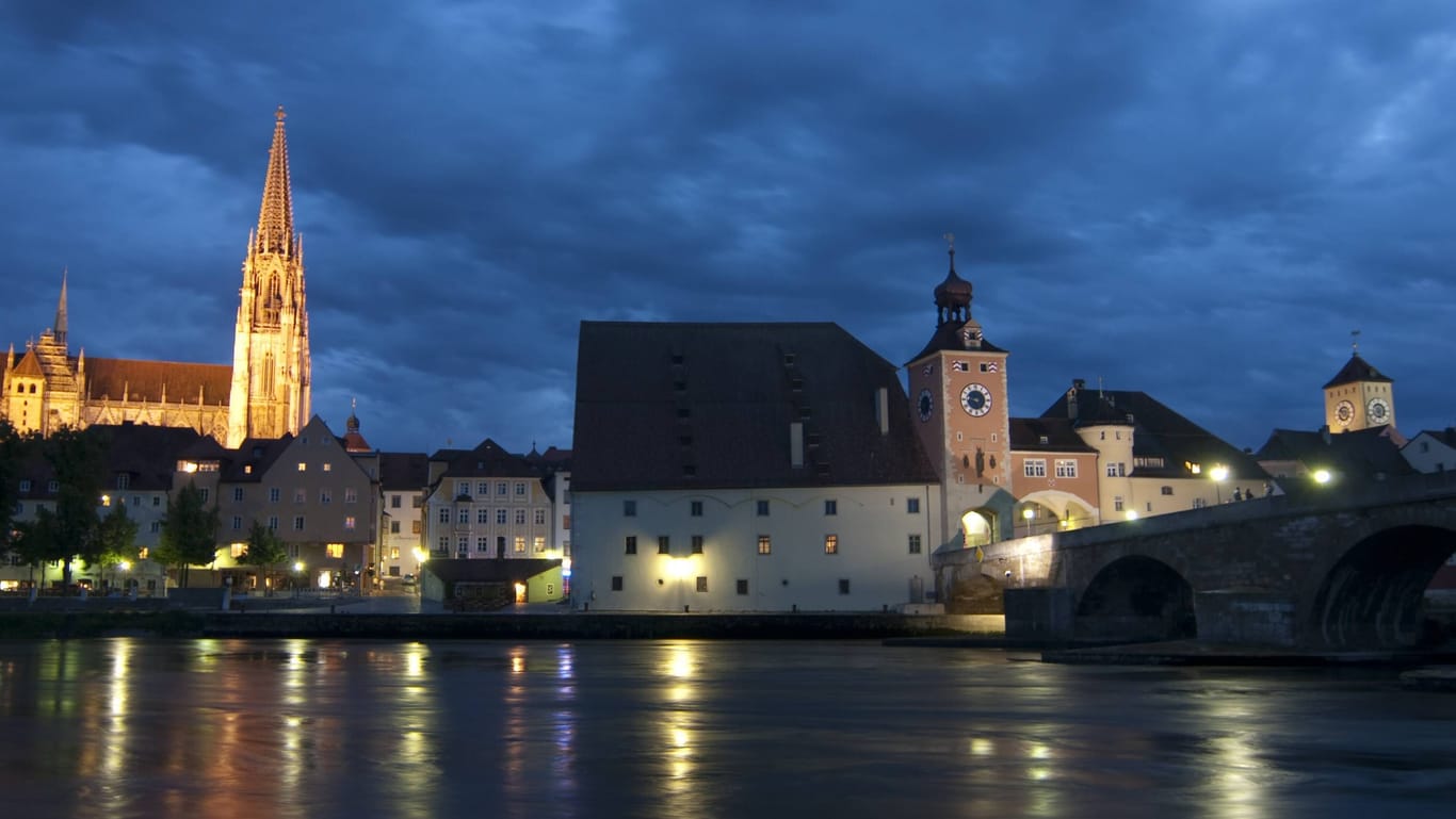Regensburg bei Nacht (Archivbild): Anwohner sind nach der Flucht des verurteilten Mörders in Angst.