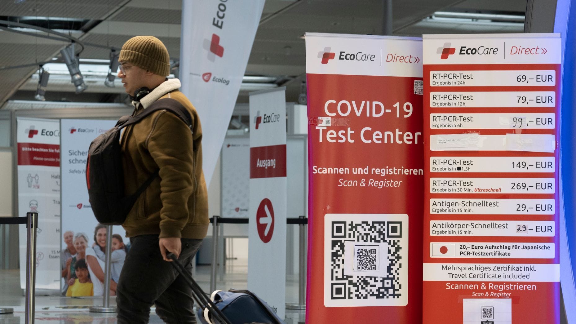 Passagiere gehen an einem Corona-Testzentrum am Flughafen Frankfurt vorbei: Das Auswärtige Amt rät von nicht notwendigen Reisen nach China ab. Passagiere gehen an einem Corona-Testzentrum am Flughafen Frankfurt vorbei: Das Auswärtige Amt rät von nicht notwendigen Reisen nach China ab.