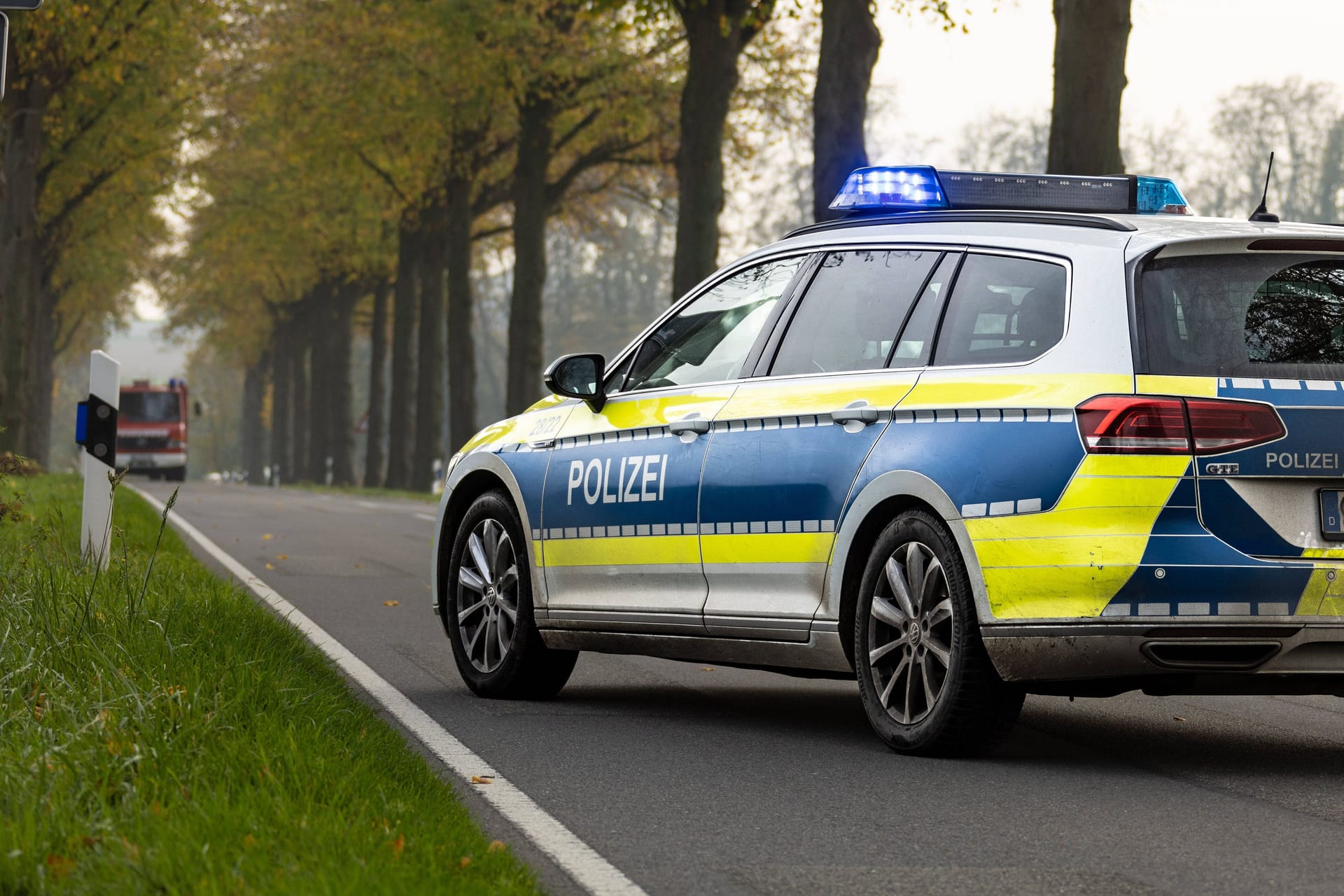 Ein Streifenwagen steht mit Blaulicht und dem Schriftzug auf einer Landstraße (Archivbild): In der Region Hannover kam es in der Nacht zu einem tödlichen Verkehrsunfall.