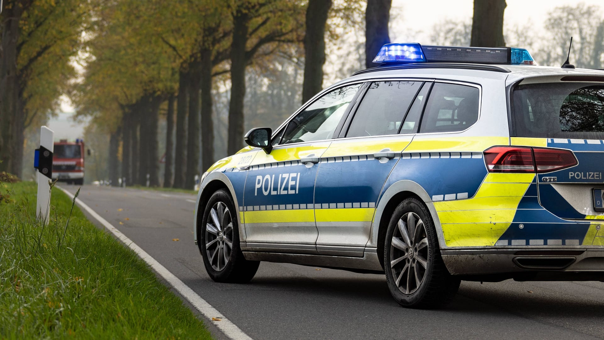 Ein Streifenwagen steht mit Blaulicht und dem Schriftzug auf einer Landstraße (Archivbild): In der Region Hannover kam es in der Nacht zu einem tödlichen Verkehrsunfall.