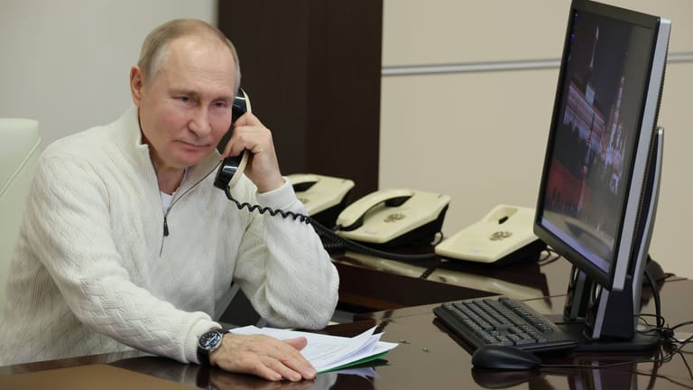 Wladimir Putin am Telefon (Archivbild): Von seinen Gesprächen mit dem Bundeskanzler gibt es offenbar keine Wortprotokolle.