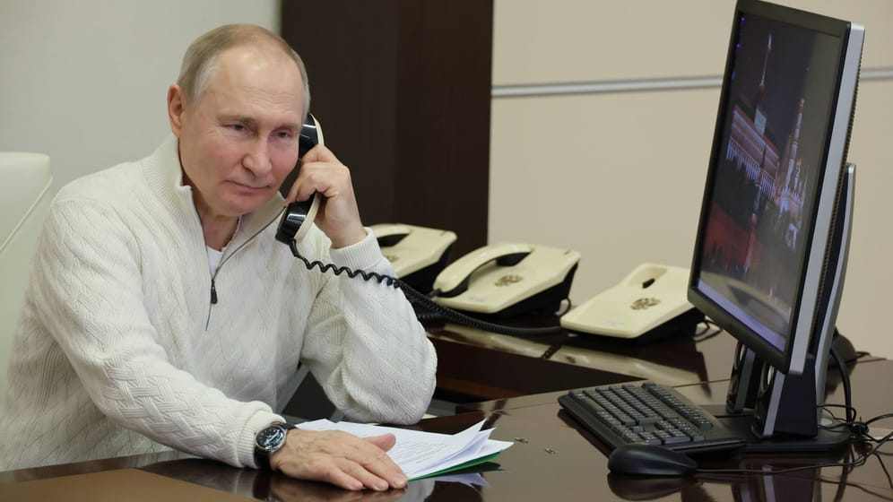 Wladimir Putin am Telefon (Archivbild): Er sprach oft mit Kanzler Scholz.﻿