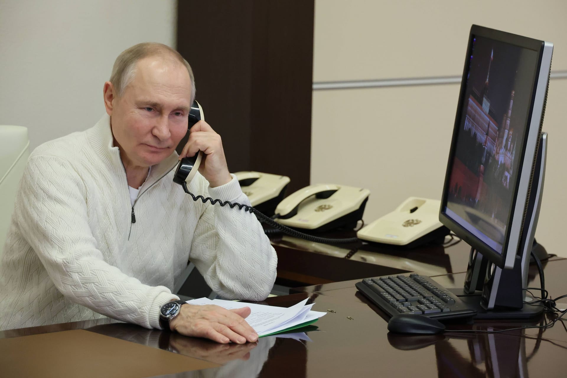 Wladimir Putin am Telefon (Archivbild): Wird der US-Geheimdienst NSA beim Abhören des Kremlchefs "Würde und Respekt" berücksichtigen?