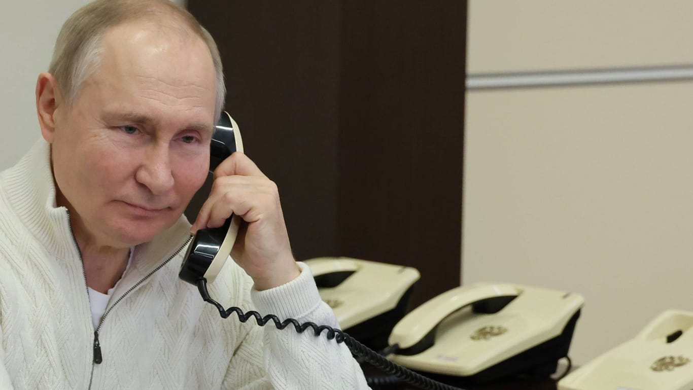 Wladimir Putin am Telefon (Archivbild): Wird der US-Geheimdienst NSA beim Abhören des Kremlchefs "Würde und Respekt" berücksichtigen?