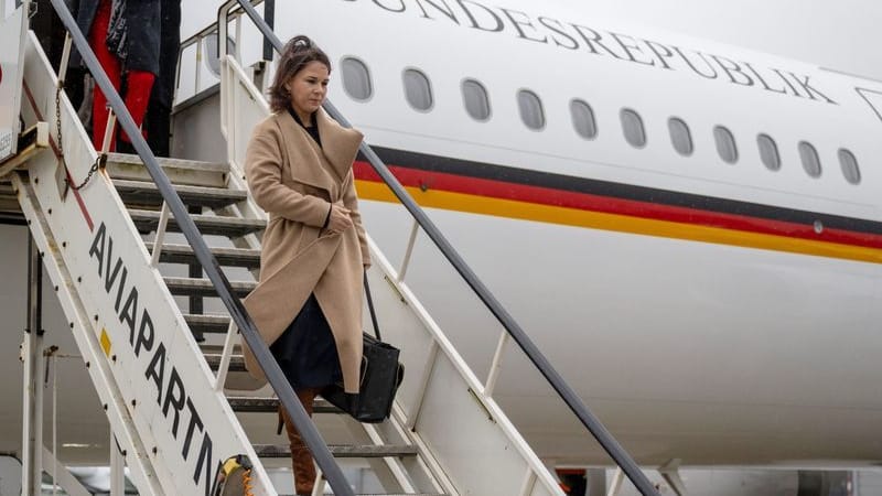 Rotterdam: Baerbock steigt aus einem Flugzeug.