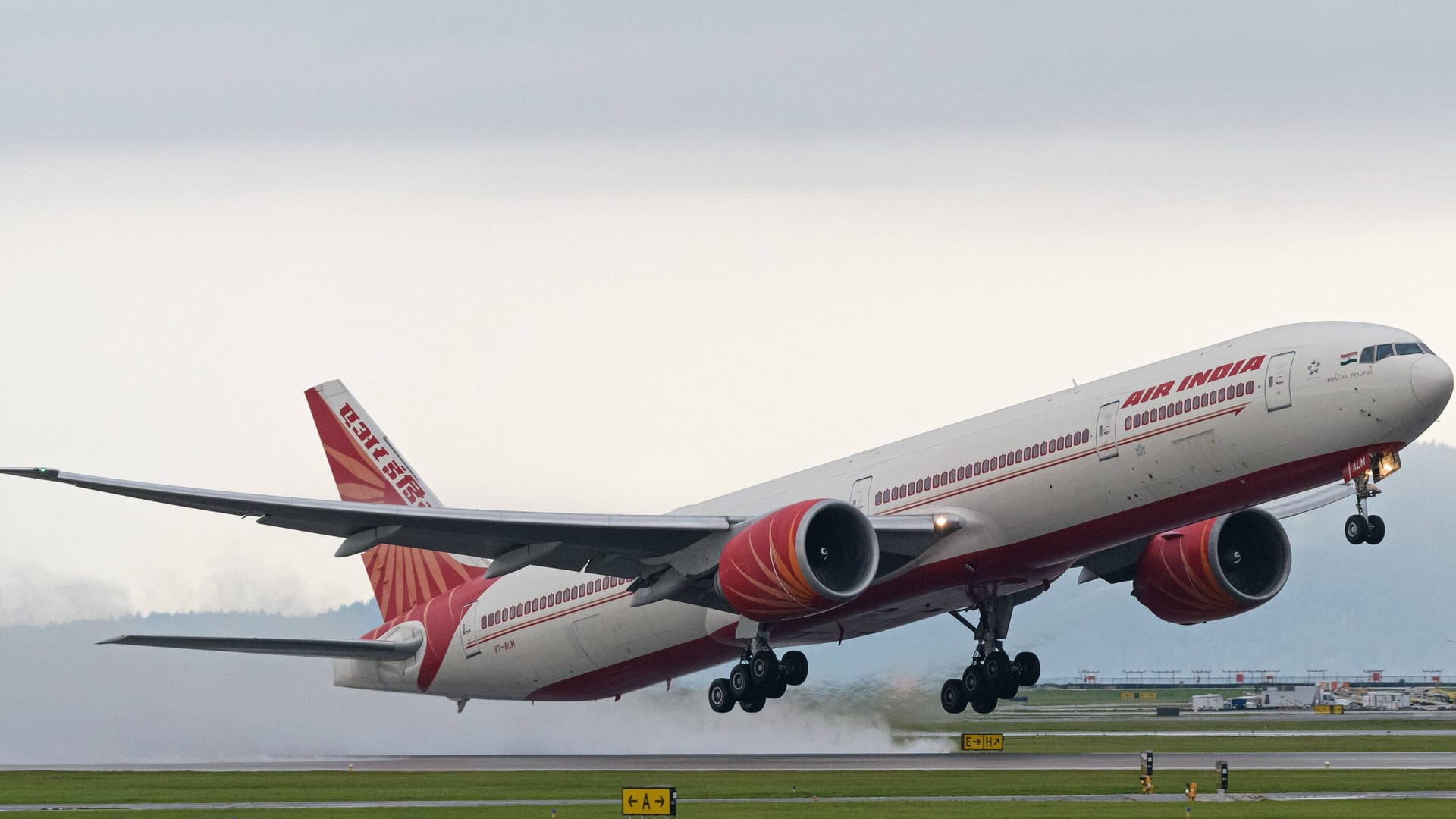 Ein Passagier, der während eines Air-India-Fluges auf eine Mitreisende uriniert hatte, erhielt von der Airline vier Monate Flugverbot. Ein Passagier, der während eines Air-India-Fluges auf eine Mitreisende uriniert hatte, erhielt von der Airline vier Monate Flugverbot.