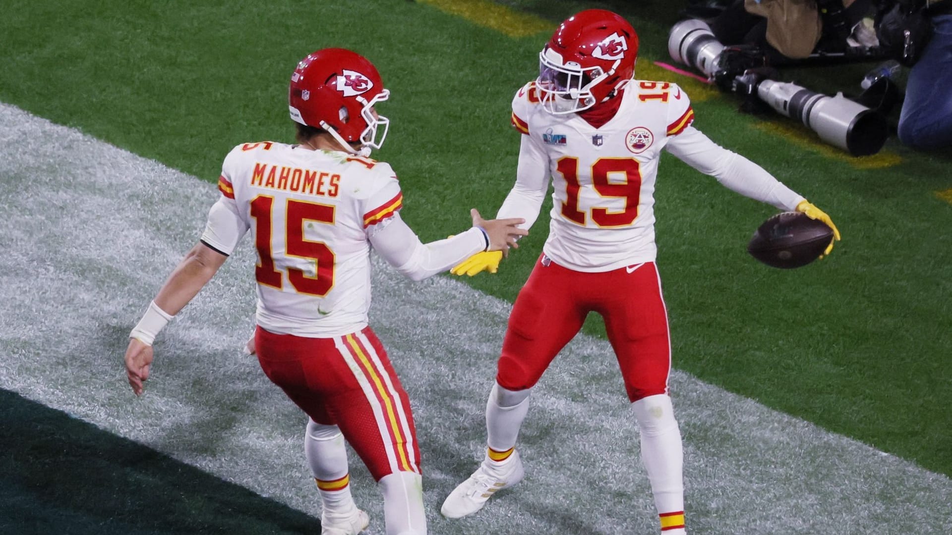 Erfolgreiche Kombi: Chiefs-QB Mahomes (li.) und Teamkollege Toney feiern.