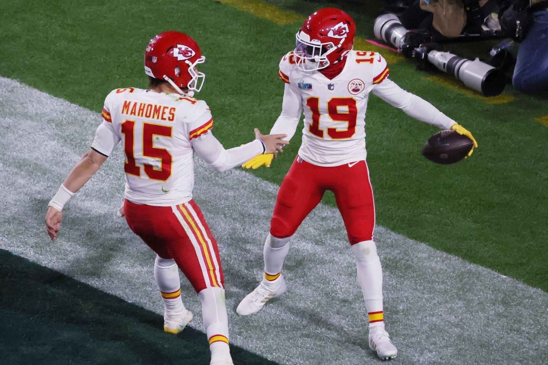 Erfolgreiche Kombi: Chiefs-QB Mahomes (li.) und Teamkollege Toney feiern.