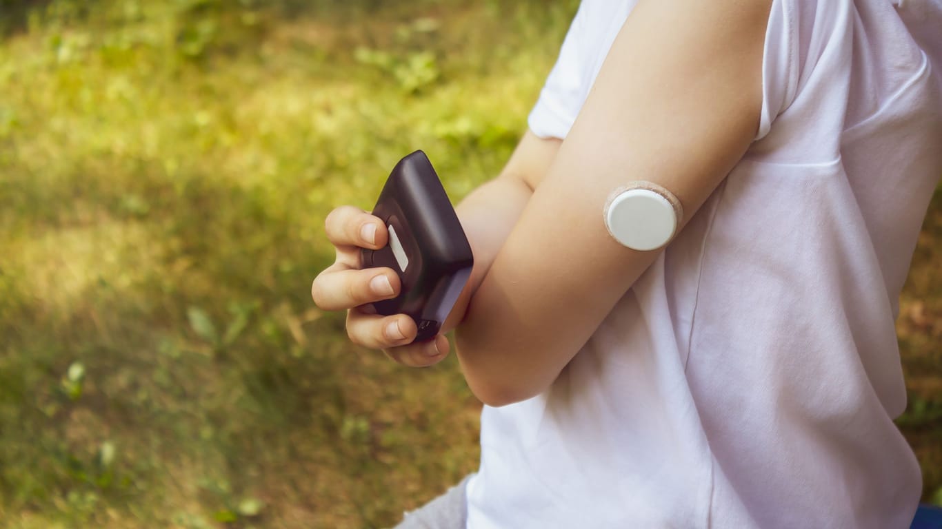 Spezielle Apps helfen jungen Diabetikern, ihre Blutzuckerwerte zu dokumentieren. Gemessen wird über einen kleinen Sensor, der oft am Oberarm unter der Haut sitzt.