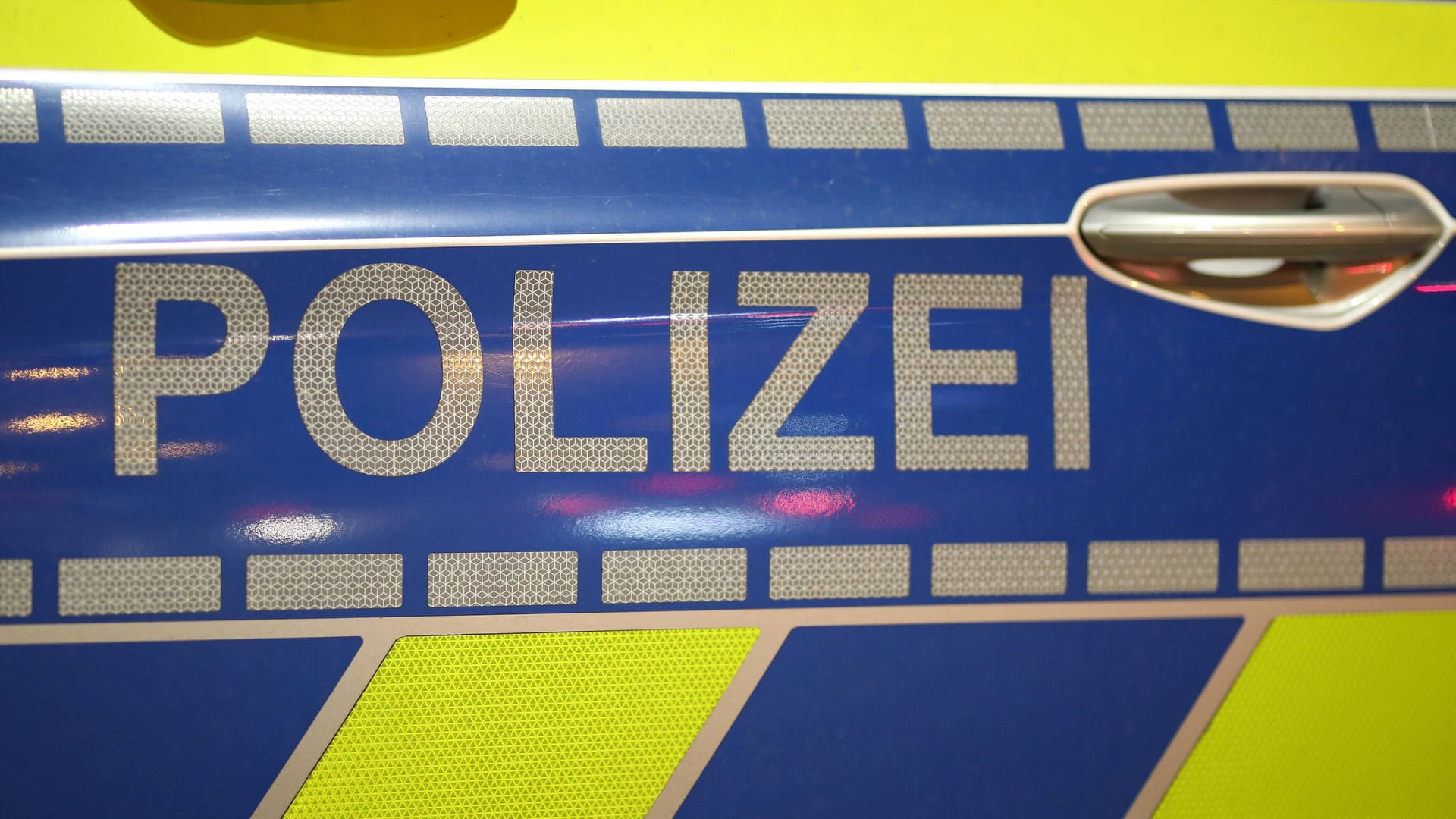 "Polizei" steht auf einem Streifenwagen (Symbolbild): Einer der Jugendlichen kam in ein Krankenhaus. "Polizei" steht auf einem Streifenwagen (Symbolbild): Einer der Jugendlichen kam in ein Krankenhaus.