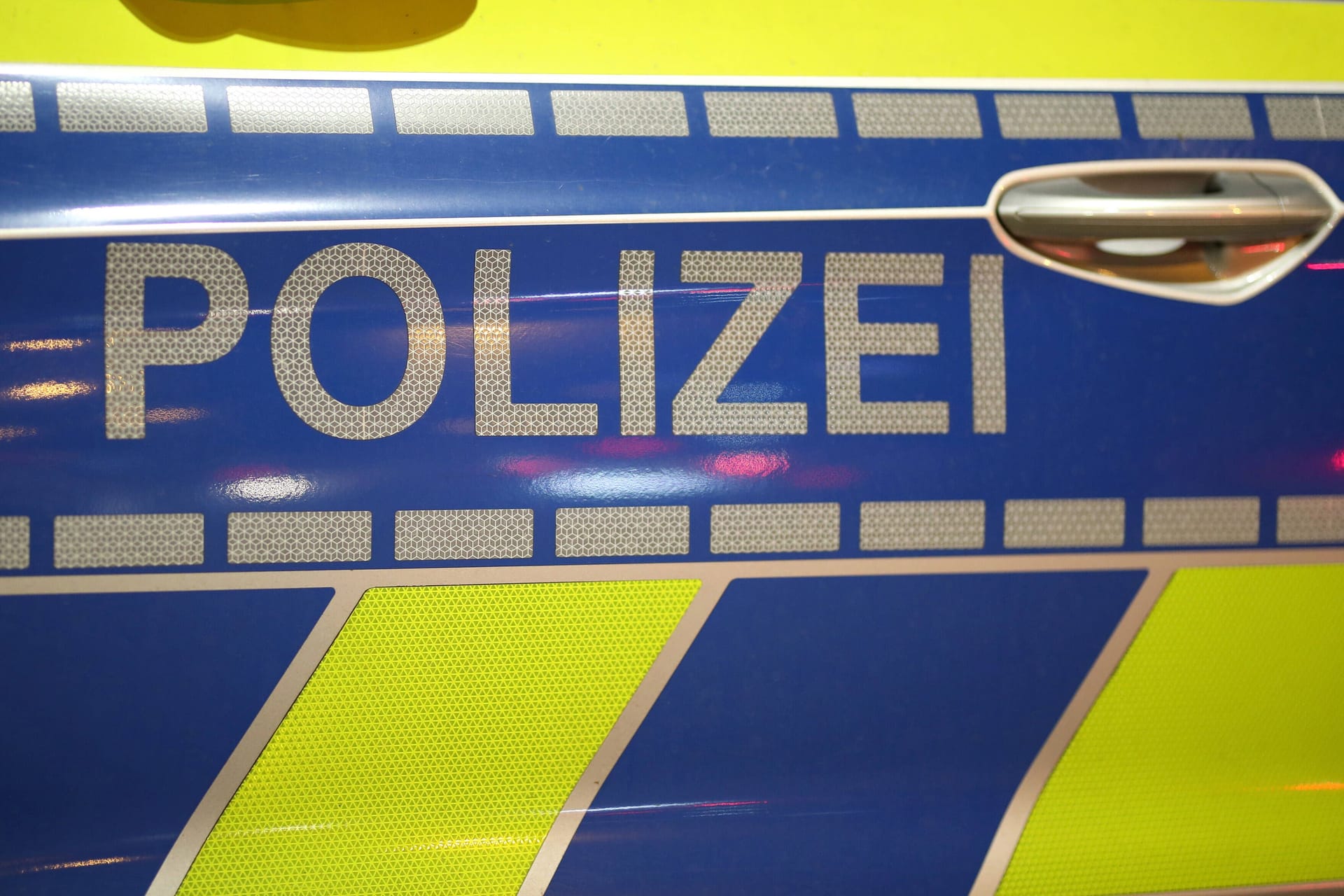 "Polizei" steht auf einem Streifenwagen (Symbolbild): Einer der Jugendlichen kam in ein Krankenhaus.