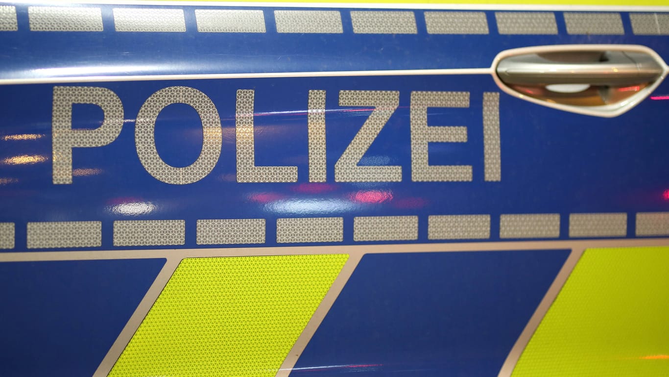 "Polizei" steht auf einem Streifenwagen (Symbolbild): Einer der Jugendlichen kam in ein Krankenhaus.