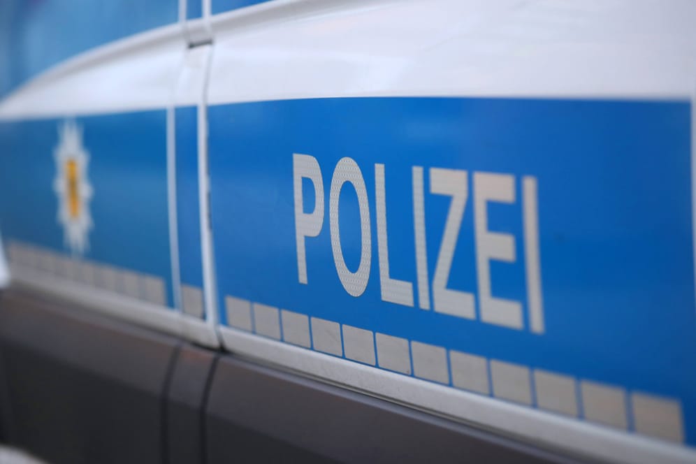 Schriftzug Polizei in Nahaufnahme (Symbolbild): Nach einem Raubüberfall auf eine Apotheke sucht die Polizei Zeugen.