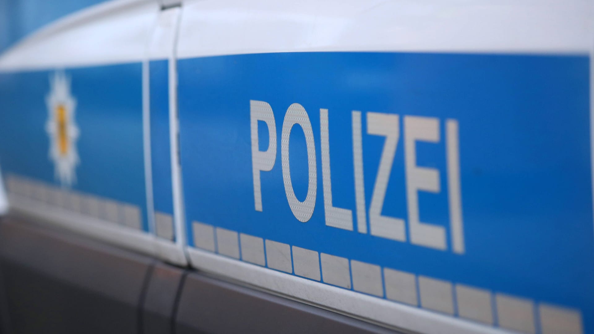 Schriftzug Polizei in Nahaufnahme (Symbolbild): Nach einem Raubüberfall auf eine Apotheke sucht die Polizei Zeugen. Schriftzug Polizei in Nahaufnahme (Symbolbild): Nach einem Raubüberfall auf eine Apotheke sucht die Polizei Zeugen.
