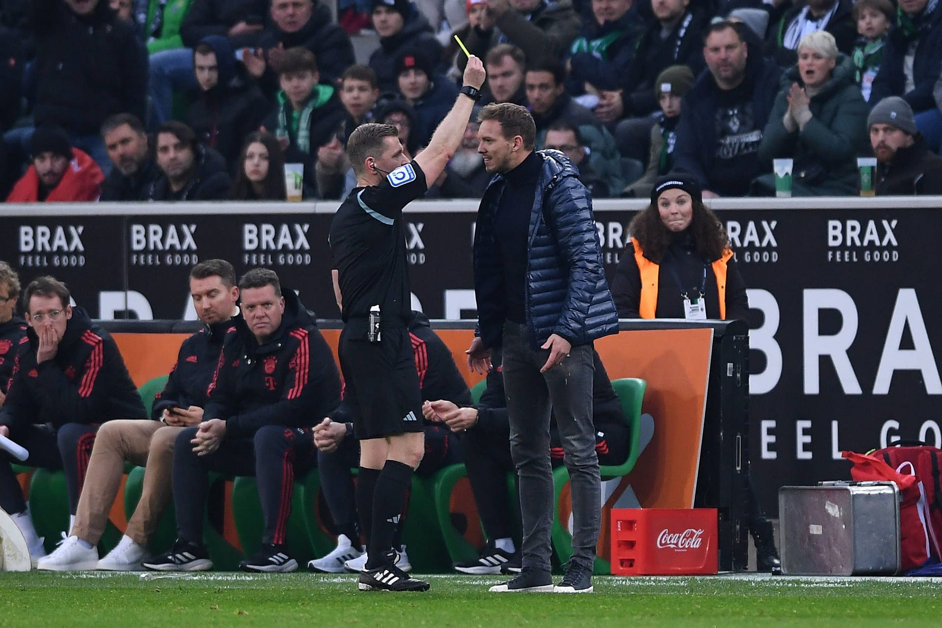 Julian Nagelsmann wird von Schiedsrichter Tobias Welz verwarnt (Archvibild): Zu sehr hatte sich der Bayern-Trainer über die Entscheidungen aufgeregt, die tatsächlich nicht immer korrekt waren.