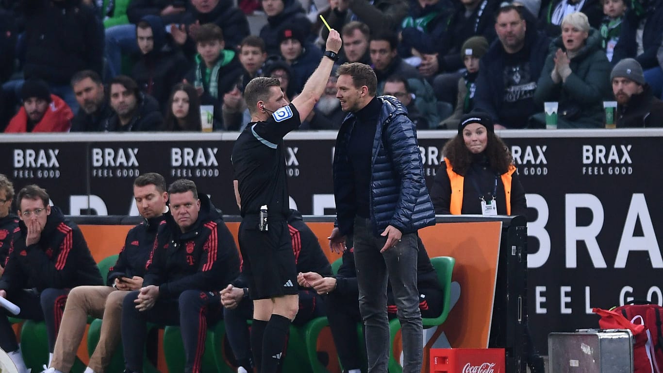Julian Nagelsmann wird von Schiedsrichter Tobias Welz verwarnt (Archvibild): Zu sehr hatte sich der Bayern-Trainer über die Entscheidungen aufgeregt, die tatsächlich nicht immer korrekt waren.