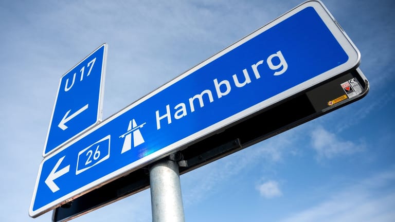 Ein Verkehrsschild steht an der Autobahn A26 an der Anschlussstelle Jork: Nun können Autofahrer bis zur Landesgrenze Hamburgs fahren.