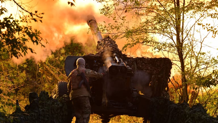 Wagner-Söldner beim Abfeuern eines 152mm-Geschütz im von den Russen beetzten ukrainischen Gebiet Luhansk.