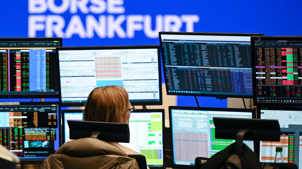 Brokerin an der Frankfurter Börse (Symbolbild): Der Dax kam im Januar auf ein Monatsplus von rund 10 Prozent.