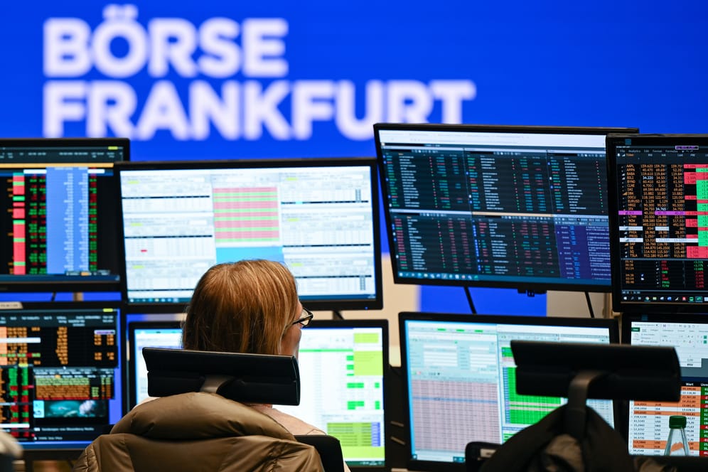 Brokerin an der Frankfurter Börse (Symbolbild): Der Dax kam im Januar auf ein Monatsplus von rund 10 Prozent.
