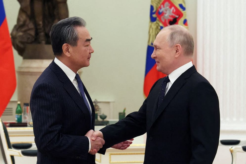 Wladimir Putin begrüßt den chinesischen Außenminister Wang Yi (Archivbild): Ging es bei den Gesprächen auch um Drohnen?