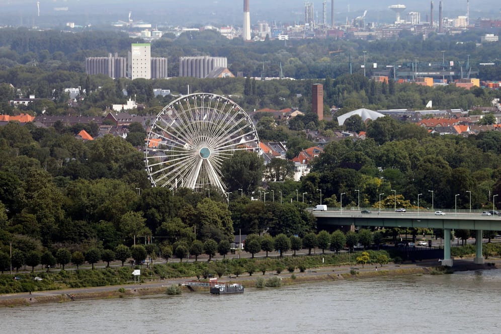 Riesenrad am Kölner Zoo: Auch in diesem Jahr wird wieder ein Riesenrad am Kölner Zoo aufgebaut.